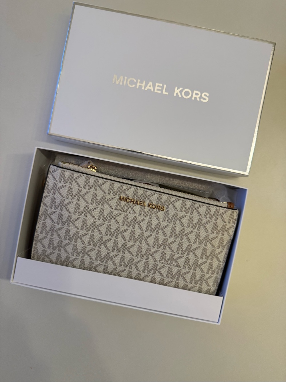 FLASH SALE Michael Kors Signature jet set wallet